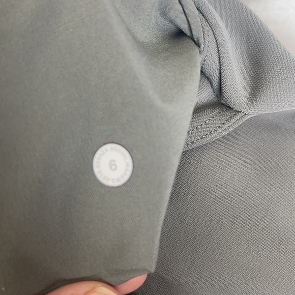 Lululemon On The Fly Crop *Woven 23"
Grey Sage size 6 - Picture 9 of 11